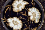 dekoratīvs šķīvis, Ziedu motīvs (koblta un zelta gleznojums), M.S. Kuzņecova rūpnīca, gleznojuma aut...