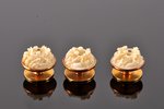 3 buttons, (in a case) East Asian motif, gold, ivory, (total) 5.80 g., the item's dimensions Ø 1.2 c...