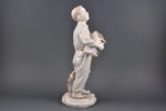 statuete, Zēns ar strazdu būri, porcelāns, PSRS, DZ Dulevo, modeļa autors - Asta Bržezickaja, 1954 g...