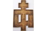 крест, "Распятие Христово с предстоящими", на левой пластине - Богоматерь и святая Марфа, на правой...