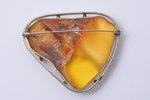 a brooch, 11.95 g., the item's dimensions (stone) 3.6 x 4.6 x 0.7 cm, amber...