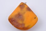 a pendant, 11 g., the item's dimensions 4.1 x 4.3 x 1.4 cm, amber...