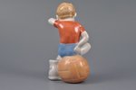 statuete, Futbolists sēdošs uz bumbas, porcelāns, Rīga (Latvija), PSRS, Rīgas porcelāna rūpnīca, 20...