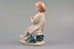 statuete, Meitene pin vainagu, porcelāns, PSRS, Gžeļ, modeļa autors - T.Sapožņikova, 20gs. 50-60tie...