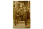 fotogrāfija, Lāčplēša ordeņa kavalieris ar ģimeni, Latvija, 20. gs. 20-30tie g., 14x9 cm...