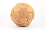 Мяч c автографами немецкой футбольной команды, Германия, 1978 г., длина окружности 60 см, в коробке...