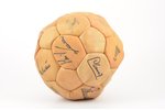 Мяч c автографами немецкой футбольной команды, Германия, 1978 г., длина окружности 60 см, в коробке...