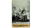 фотография, полицейский с семьей (на картоне), Российская империя, начало 20-го века, 14,6x10,7 см...
