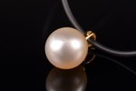 a pendant, gold, 750 standard, 1.90 g., the item's dimensions 1.1 x 0.97 x 0.97 cm, pearl, Australia...