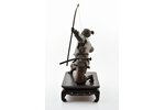 statuete, Loka šāvējs, uz koka paliktņa, bronza, h 37 cm, svars (bez paliktņa) 3800 g., Japāna, 19....
