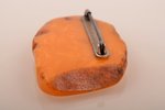 a brooch, amber, 17.44 g., the item's dimensions 6.9 x 3.7 x 0.8 cm...