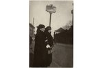 фотография, дамы на остановке уличной железной дороги, Латвия, 20-30е годы 20-го века, 13.8 x 8.9 см...