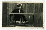 fotogrāfija, jūrnieks pie kuģa "Oviši" maketa, Latvija, 20. gs. 20-30tie g., 13,6x8,6 cm...
