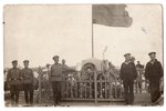 fotogrāfija, Pie pieminekļa kritušiem. Karavīrs ar Latviešu strēlnieku krūšu zīmi, jūrnieki no kara...
