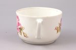tea pair, "Roses", porcelain, M.S. Kuznetsov manufactory, Riga (Latvia), 1920-1933, h (cup) 5.3 cm,...