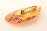 a brooch, amber, 8.1 g., the item's dimensions 3.2 x 6.2 x 0.6 cm, chip on the surface...