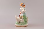 statuete, Meitenīte ar vistām, porcelāns, PSRS, Minskas porcelāna-fajansa rūpnīca, modeļa autors - N...