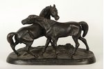 figurālā kompozīcija, Zirgi savvaļā, lējējs P.Tepļakovs, čuguns, 17 x 26 cm, svars 2240 g., Krievija...