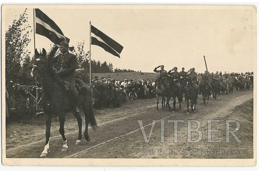 фотография, На марше с латвийскими знамёнами, 20-30е годы 20-го века, 8.5x13.5 см