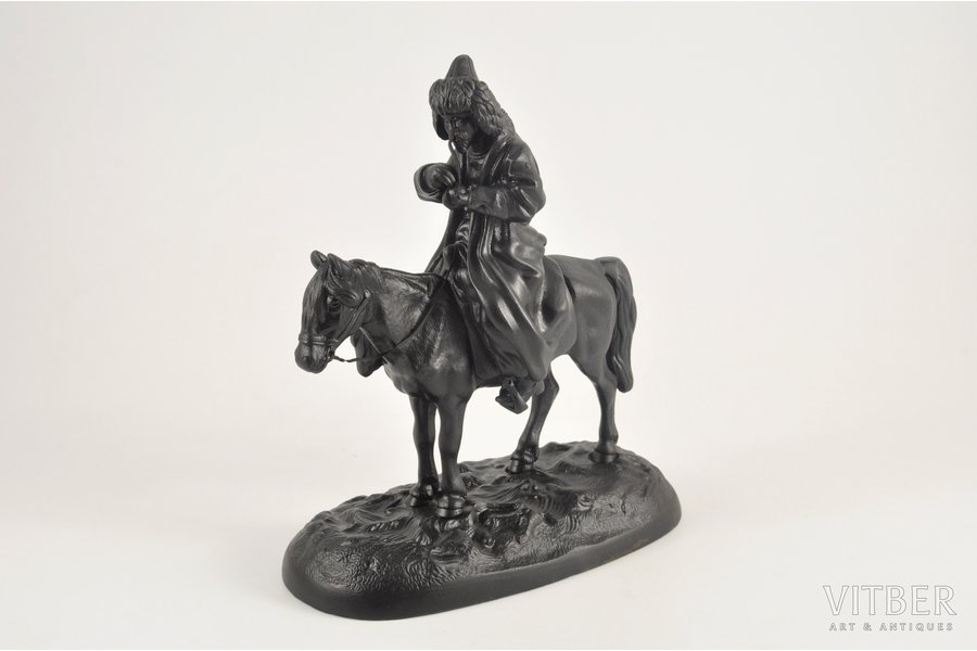 figurālā kompozīcija, Kirgīzs uz zirga, čuguns, 21x18 cm, svars 1610 g., Krievijas impērija, Kusa, 20. gs. sākums, figūra pārkrasota