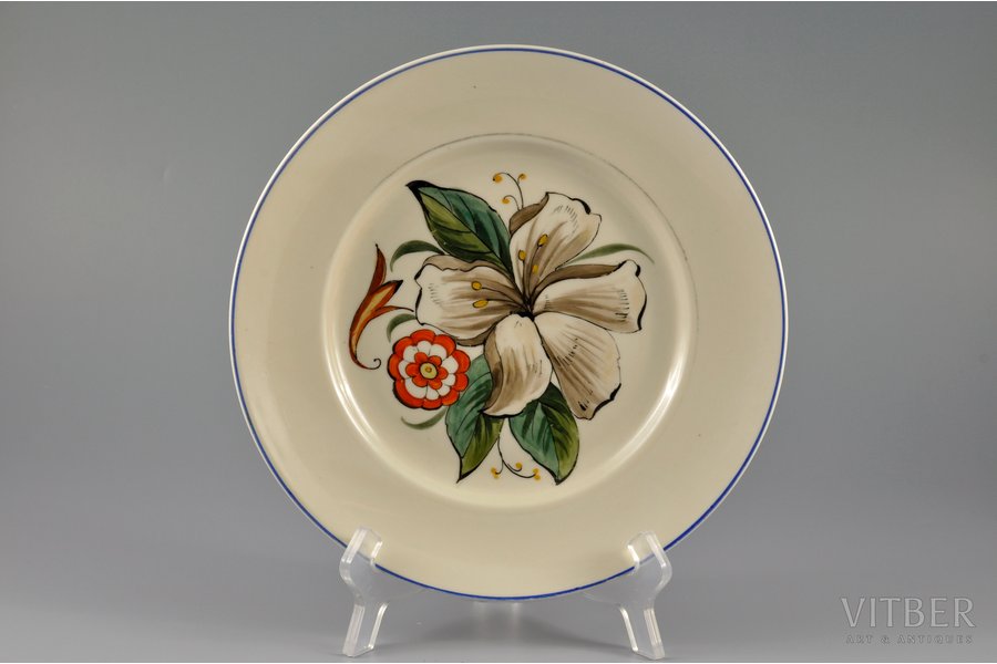 decorative plate, Flowers, sculpture's work, Riga (Latvia), the 40ies of 20th cent., 24.5 cm, handpainted by Ivan Horkov