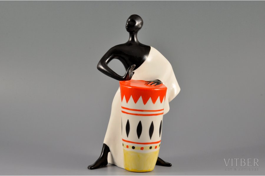 statuete, Zēns afrikānietis ar bungām, porcelāns, PSRS, LZFI - Ļeņingradas porcelāna izstradājumu rupnīca, modeļa autors - T.Fjodorova, 20 gs. 50tie gadi, 20 cm