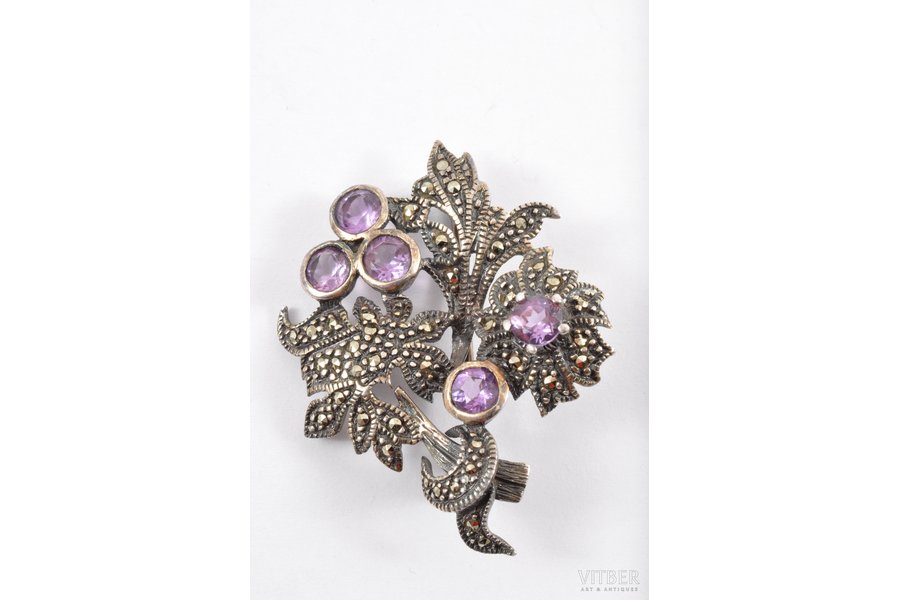 a brooch, silver, 8.95 g., the item's dimensions 5.5 X 4.5 cm, amethyst, the 40-50ies of 20 cent.