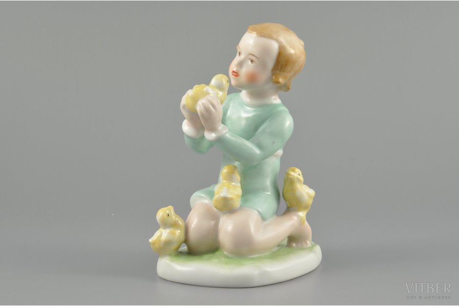 statuete, Meitene ar cāļiem, porcelāns, Rīga (Latvija), M.S. Kuzņecova rūpnīca, 1937-1940 g., 12 cm, pirmā šķira
