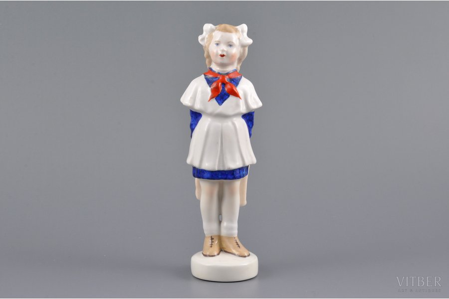 figurine, Young Pioneer Girl, porcelain, Riga (Latvia), Riga porcelain factory, molder - Zina Ulste, the 50ies of 20th cent., 16 cm, base restoration