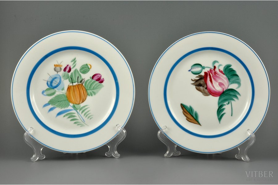 decorative plate pair, Bunch of flowers, porcelain, USSR, State porcelain manufacture (LFZ), handpainted by Kobiletskaya Z.V., the 20ties of 20th cent., 21.4, 21.6 cm