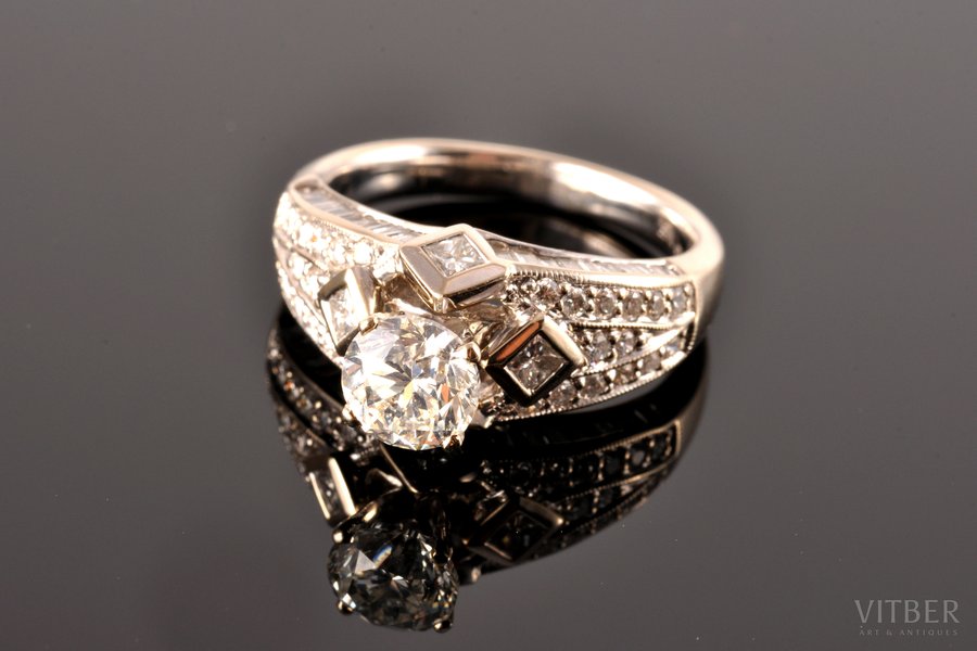 кольцо, золото, 750 проба, 6.28 г., размер кольца 18 мм, бриллиант, ~ 1.00 кт, ~0.26 кт, ~0.24 кт, ~0.5 кт, 2000-е годы, Российская Федерация, сертификат качества