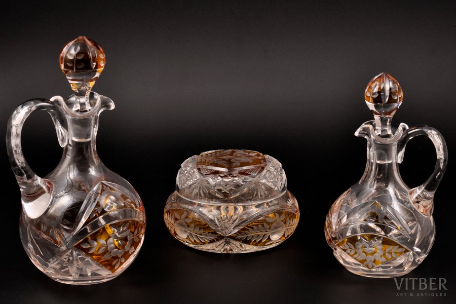 a set of 2 carafes and candy-bowl, colored crystal, the 1st half of the 20th cent., h 19.5 , Ø 10.1  / h 16.3, Ø 8.9  / h 7.2, Ø 11.7 cm