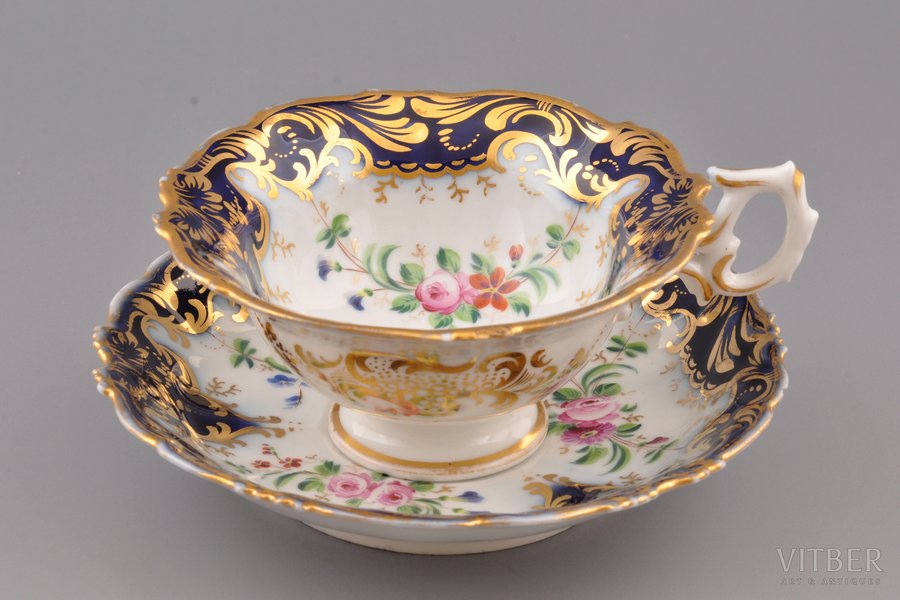 tējas pāris, porcelāns, Kornilovu Brāļu manufaktūra, Krievijas impērija, 1840-1861 g., (apakštasīte) Ø 14.7 cm, (tasīte) 6.2 cm, zvīņveida nošķēlums uz tasītes