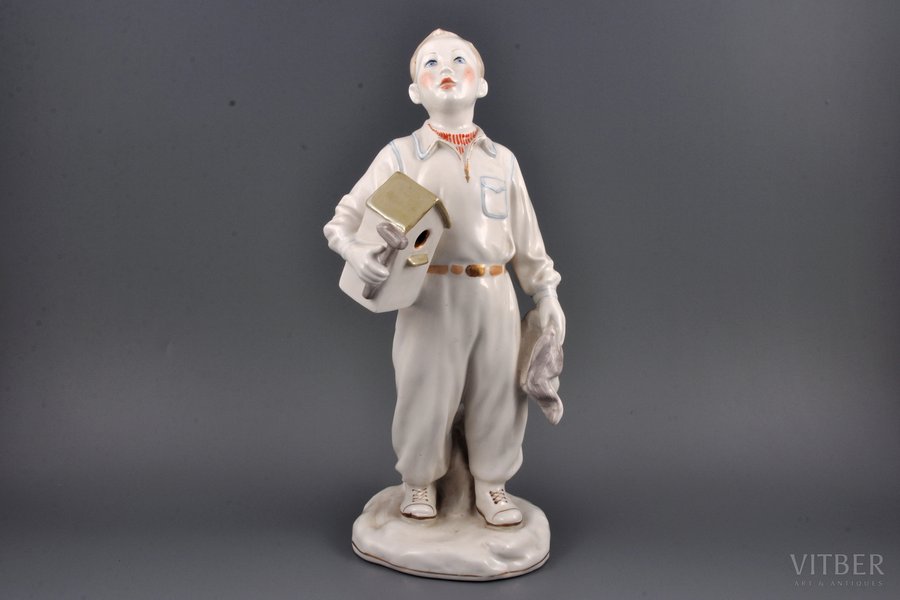 statuete, Zēns ar strazdu būri, porcelāns, PSRS, DZ Dulevo, modeļa autors - Asta Bržezickaja, 1954 g., 30.5 cm, otrā šķira