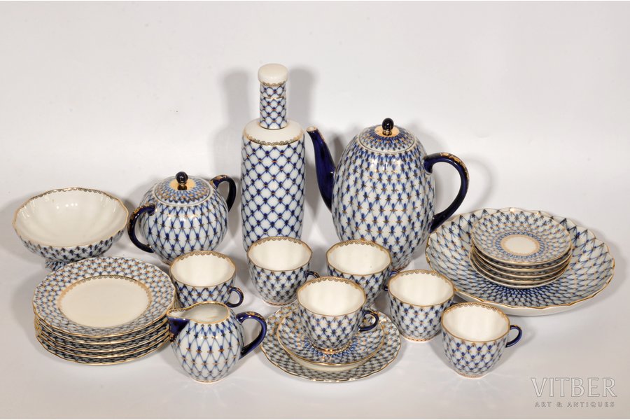 kafijas servīze, "Kobalta tīkls", porcelāns, LFZ - Lomonosova porcelāna rūpnīca, Krievijas Federācija, 20. gs. 90tie gadi, zvīņveida nošķēlums uz vienas no apakštasītēm