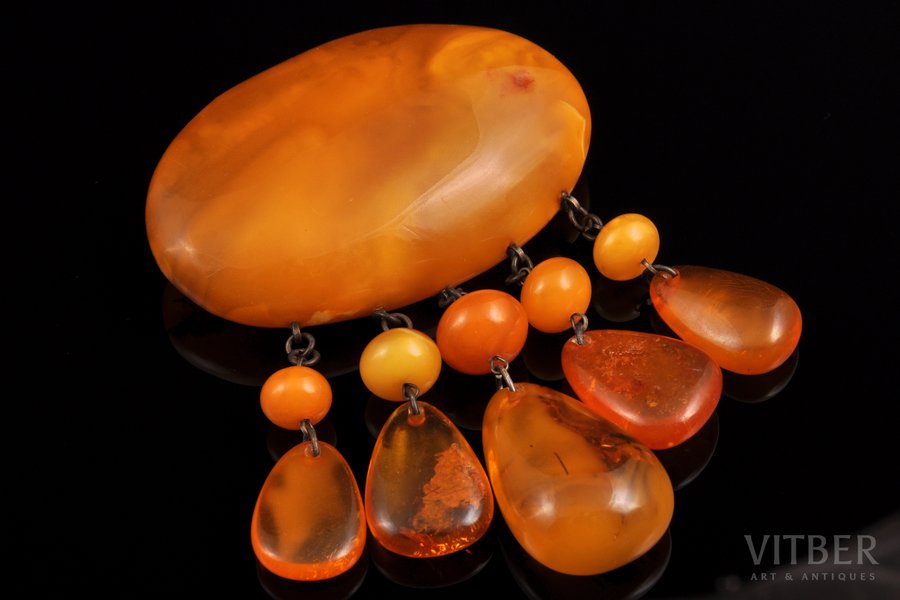 a brooch, (total) 37.30 g., the item's dimensions (biggest stone) 6.3 x 4.1 x 1.4 cm, amber