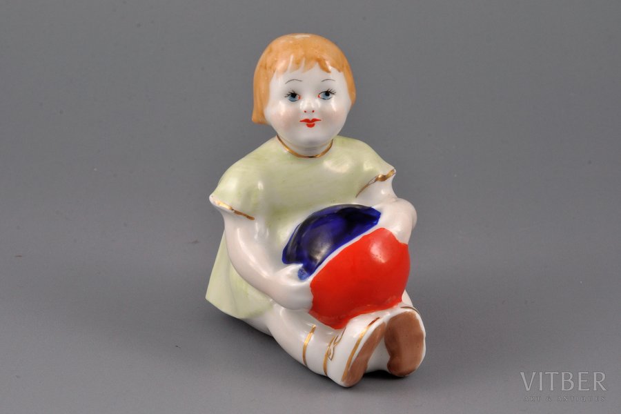 statuete, Meitenīte ar bumbu, porcelāns, PSRS, Kijevas eksperimentālā keramikas-mākslas rūpnīca, modeļa autors - S. Bolzan-Golumbovskaja, 20. gs. 40-50tie gadi, 8.5 cm, pirmais izlaidums