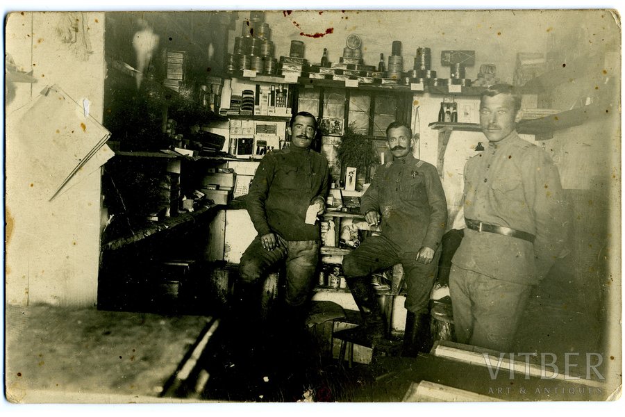 фотография, Царская Россия, магазинчик Тираспольского 131-го пехотного полка неподалеку от Риги, 1917 г., 14 x 8.8 см