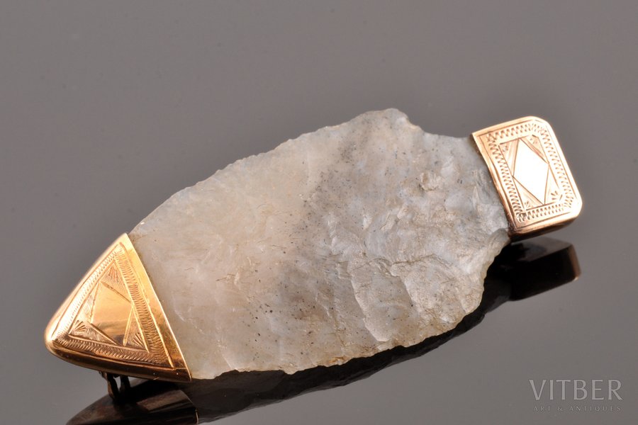 a brooch, made out of spearhead, gold, 9.70 g., the item's dimensions 5.2 x 2.3 cm, chalcedony, the 1st half of the 19th cent., no hallmarks