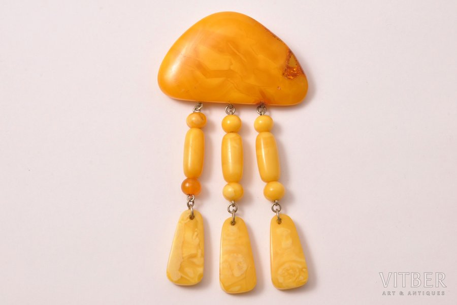 a brooch, 20.00 g., the item's dimensions (largest amberstone) 5.5 x 3.3 x 0.8 cm, amber