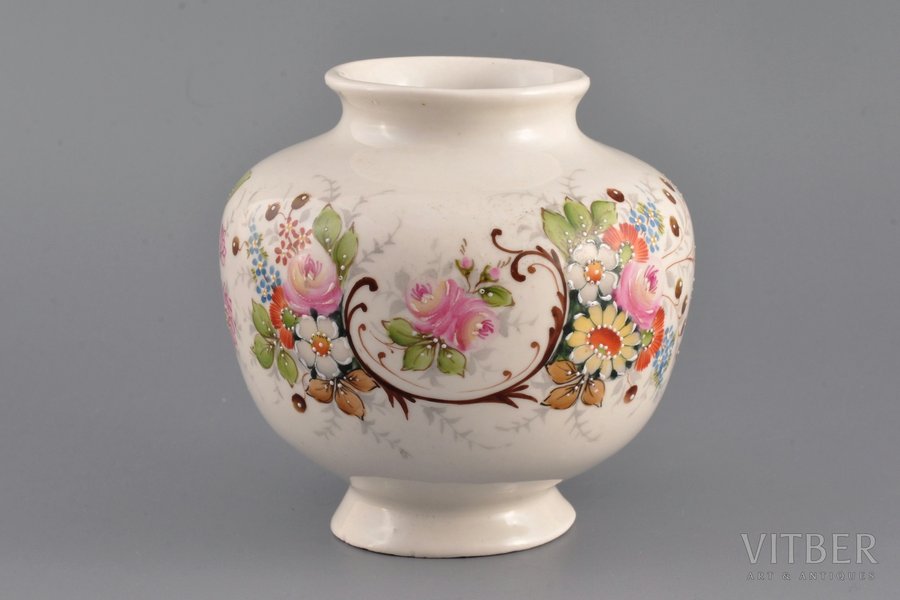 vase, hand painted, porcelain, Riga Ceramics Factory, handpainted by Arcady Belokopitov, Riga (Latvia), USSR, 1941-1947, h 10.3 cm, Ø 10.4 cm, first grade