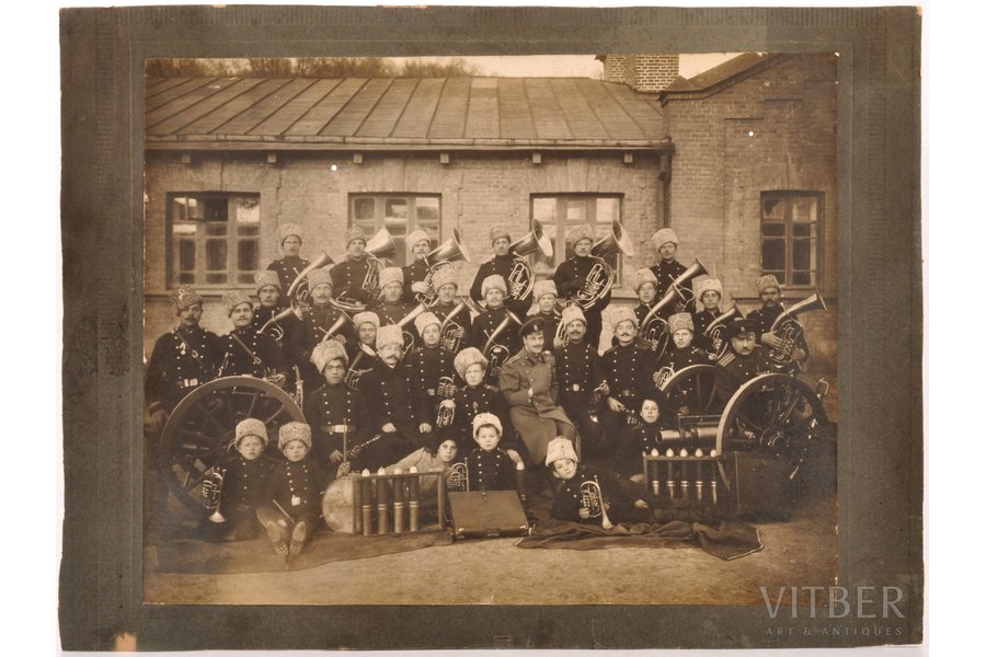 fotogrāfija, 3. Sibīrijas Kalnu-Artilērijas diviziona muzikanti, fotogrāfijā pulkvedis Ivans Almashanovičs Gogoberidze, 20. gs. sākums, 22 x 28 cm, uz kartona