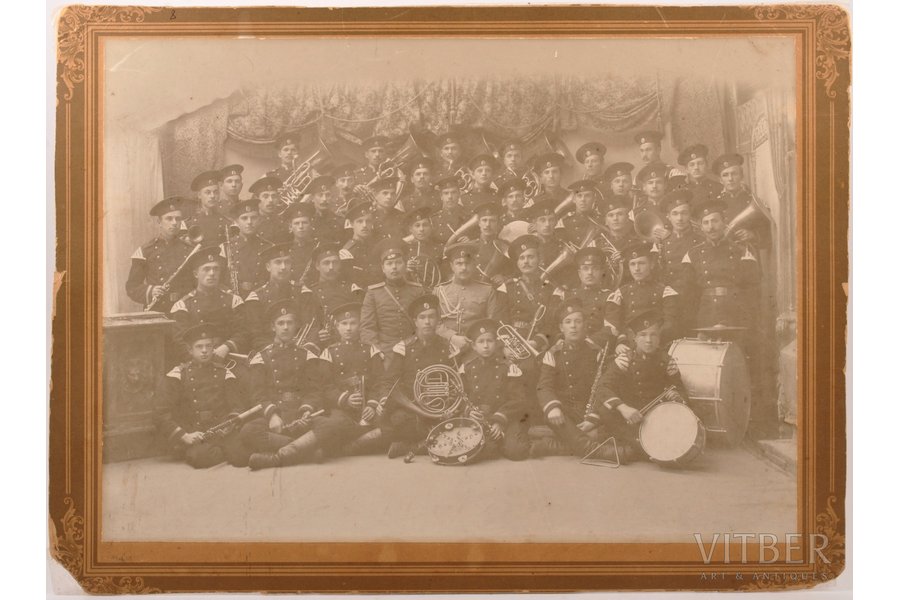 фотография, команда музыкантов Изборского 177-го пехотного полка с полковым адьютантом и капельмейстером, рубеж 19-го и 20-го веков, 28.4 x 39.1 см, на картоне