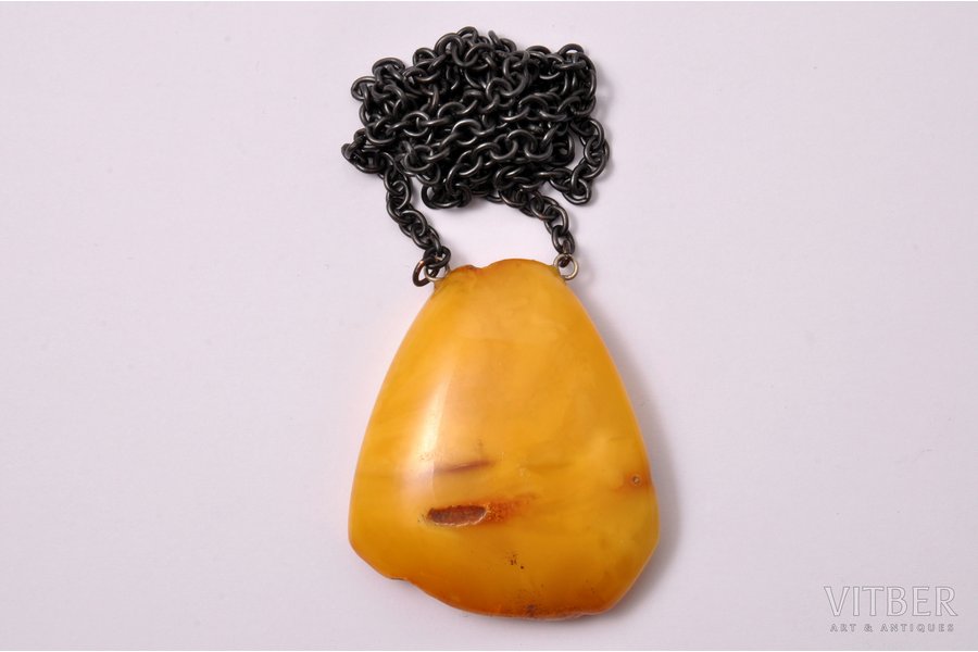 a pendant, 19.85 g., the item's dimensions 5.4 x 4.65 x 1.4 cm, amber, Latvia