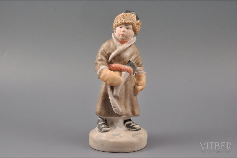 statuete, Zēns ar cirvi, porcelāns, PSRS, Pervomajska porcelāna rupnīca (Pesočnoje), modeļa autors - V. Maslovs, 1952 g., 18.5 cm, pirmā šķira