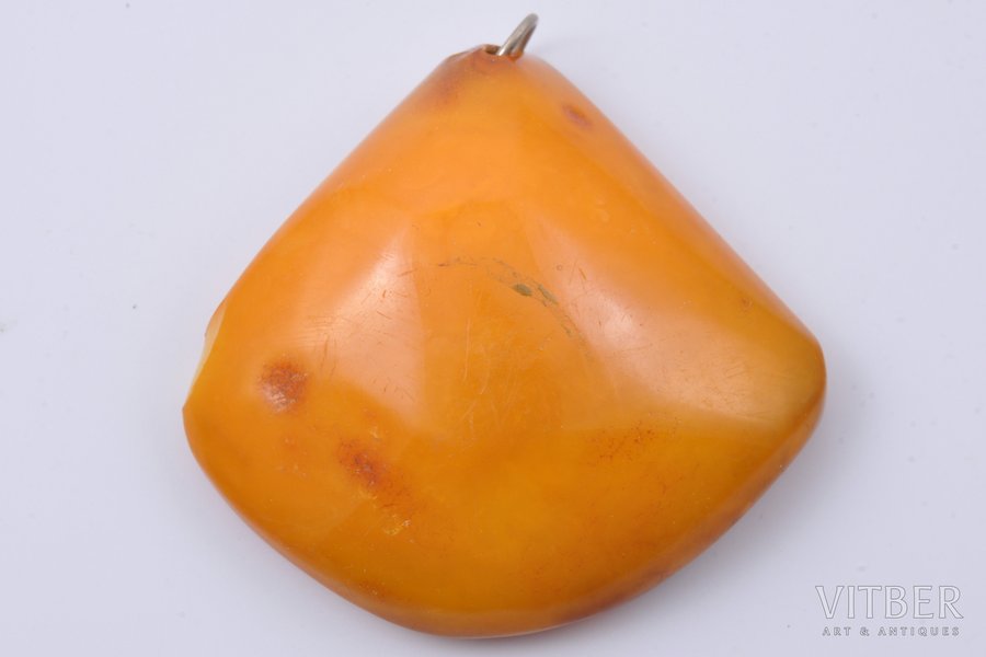 a pendant, 11 g., the item's dimensions 4.1 x 4.3 x 1.4 cm, amber