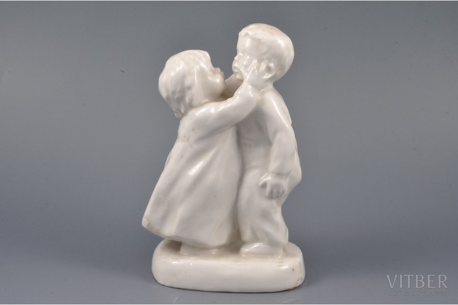 figurine, a kiss, porcelain, Riga (Latvia), USSR, sculpture's work, molder - Alexandra Briede, the 50-60ies of 20th cent., 15.3 cm