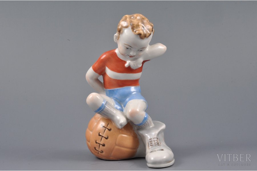 statuete, Futbolists sēdošs uz bumbas, porcelāns, Rīga (Latvija), PSRS, Rīgas porcelāna rūpnīca, 20 gs. 50tie gadi, 11.9 cm, pirmā šķira