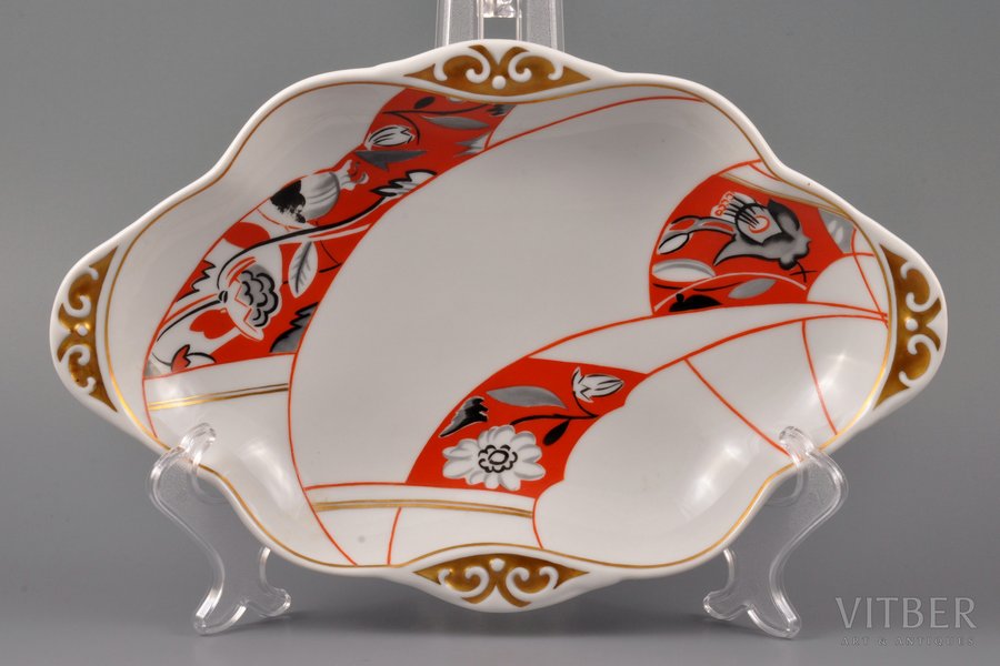 decorative plate, hand painted, porcelain, M.S. Kuznetsov manufactory, handpainted by Beata Shenberga (Galickaya), sketch by Romans Suta, Riga (Latvia), 1937-1940, 26.9 x 17.4 cm