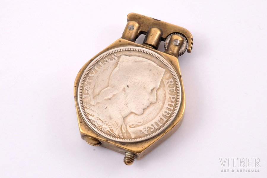 зажигалка, с двумя 5-латовыми монетами, металл, серебро, Латвия, 1-я половина 20-го века, 5.2 x 4.1 x 1.1 см, вес 63.20 г